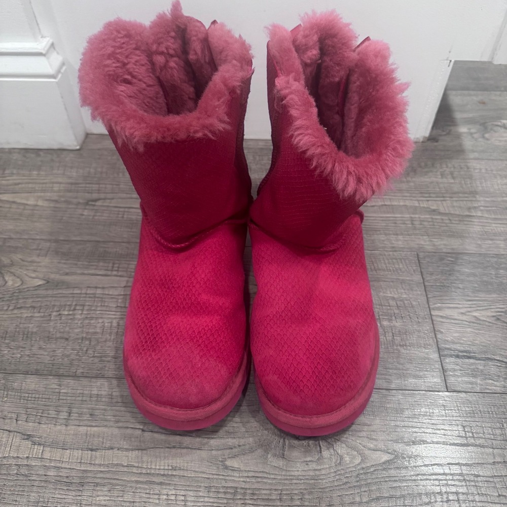UGG Australia Bailey Bow Pink Diamond Embossed Suede Boots 1007 Women Size 8
